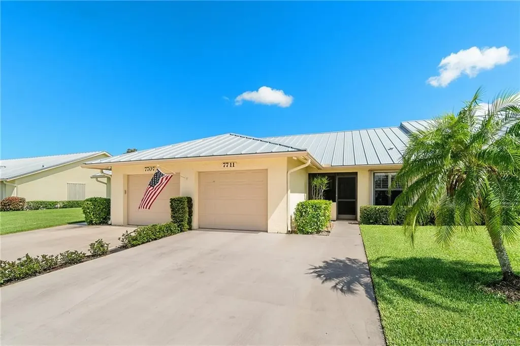 7711 SE Sugar Sand Circle Hobe Sound FL 33455
