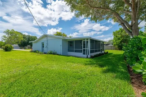 1030 SE Dolphin Drive Stuart FL 34996