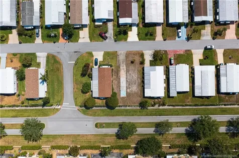 7456 SE Independence Avenue Hobe Sound FL 33455