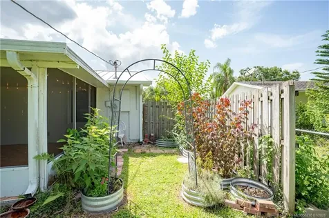 537 NW Sagamore Terrace Port St Lucie FL 34983