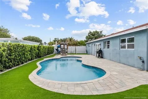 18945 SE Homewood Avenue Tequesta FL 33469