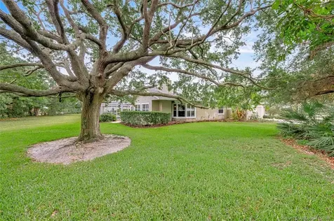 2671 NE Pinecrest Lakes Boulevard Jensen Beach FL 34957
