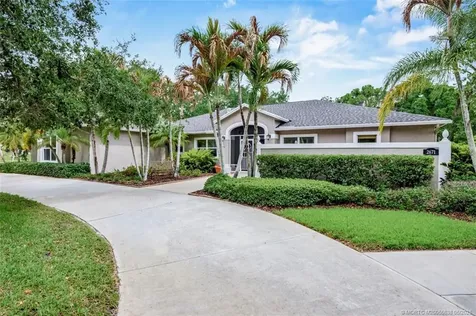 2671 NE Pinecrest Lakes Boulevard Jensen Beach FL 34957