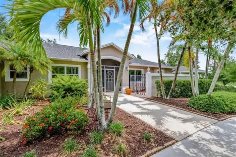 2671 NE Pinecrest Lakes Boulevard Jensen Beach FL 34957