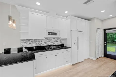 2671 NE Pinecrest Lakes Boulevard Jensen Beach FL 34957
