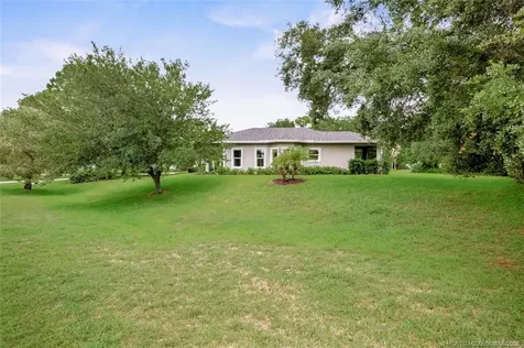 2671 NE Pinecrest Lakes Boulevard Jensen Beach FL 34957