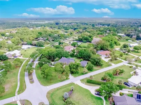 2671 NE Pinecrest Lakes Boulevard Jensen Beach FL 34957