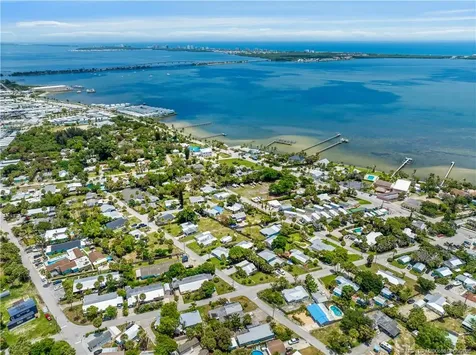 2495 NE Hickory Avenue Jensen Beach FL 34957