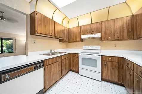 9095 SE Hobe Ridge Avenue Hobe Sound FL 33455