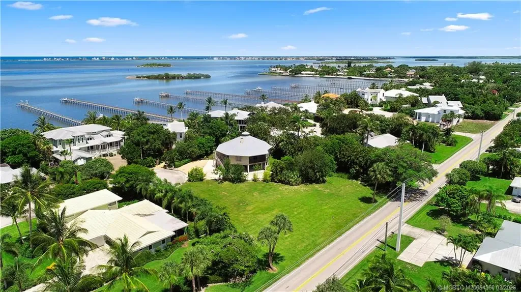 18 Cranes Nest Sewalls Point FL 34996
