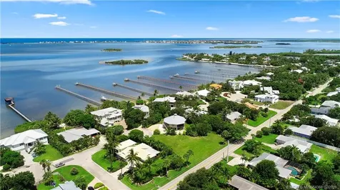 18 Cranes Nest Sewalls Point FL 34996