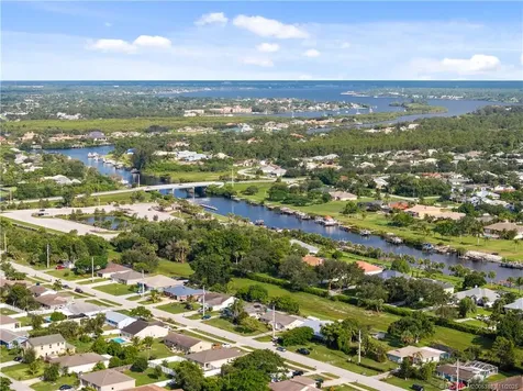 372 SE Oakridge Drive Port St Lucie FL 34984
