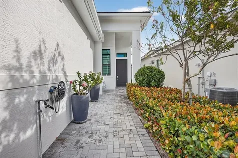 180 SE Via Bisento Port St Lucie FL 34952