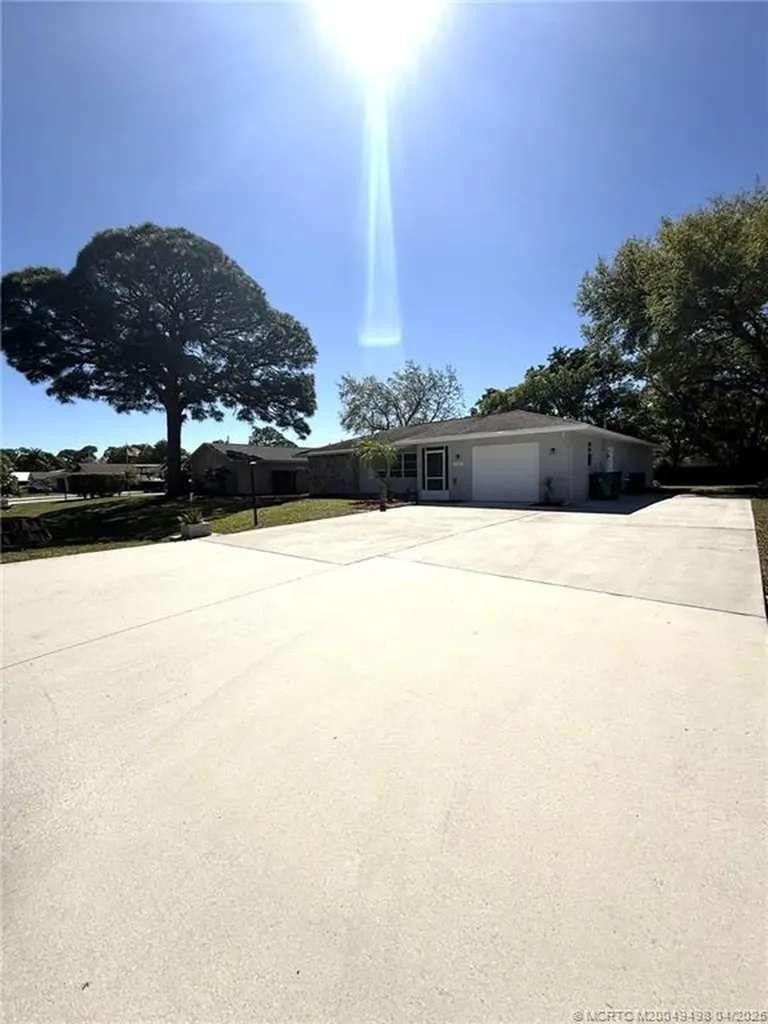 1526 SE Minorca Avenue Port Saint Lucie FL 34952