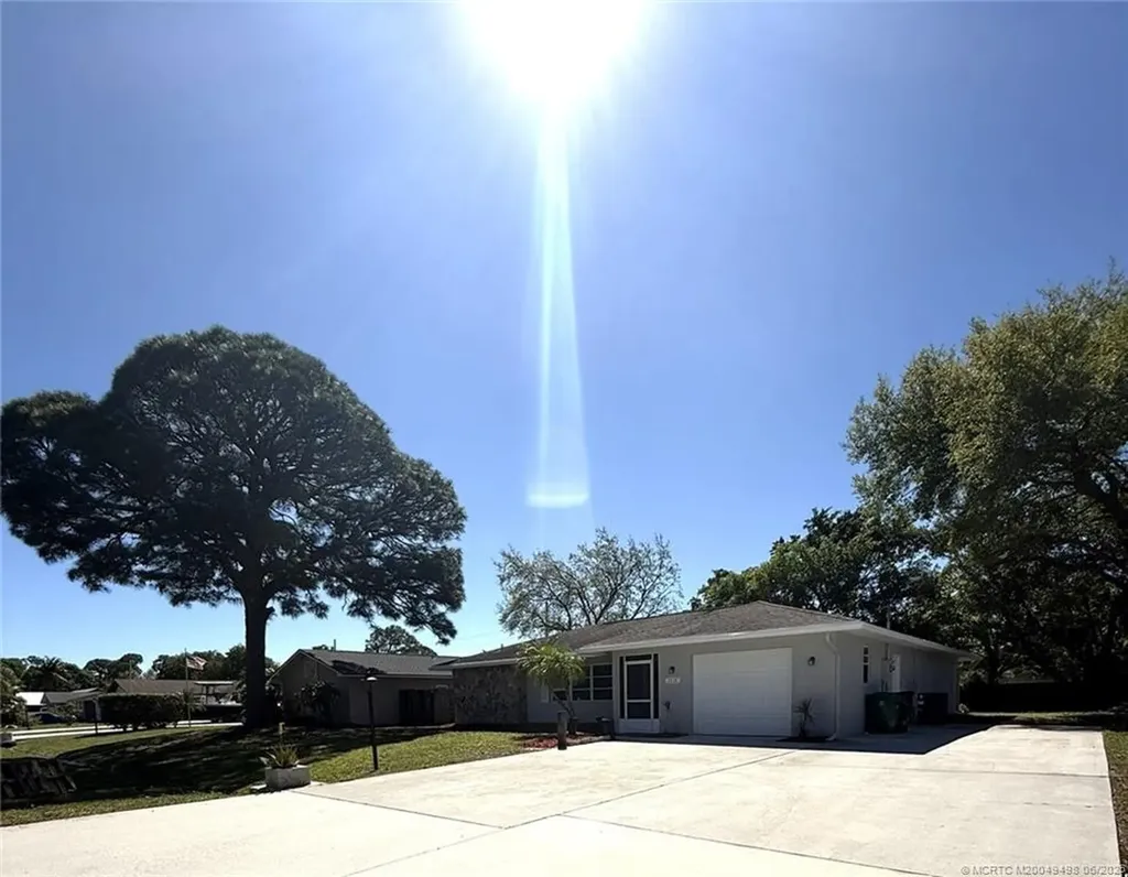 1526 SE Minorca Avenue Port St Lucie FL 34952