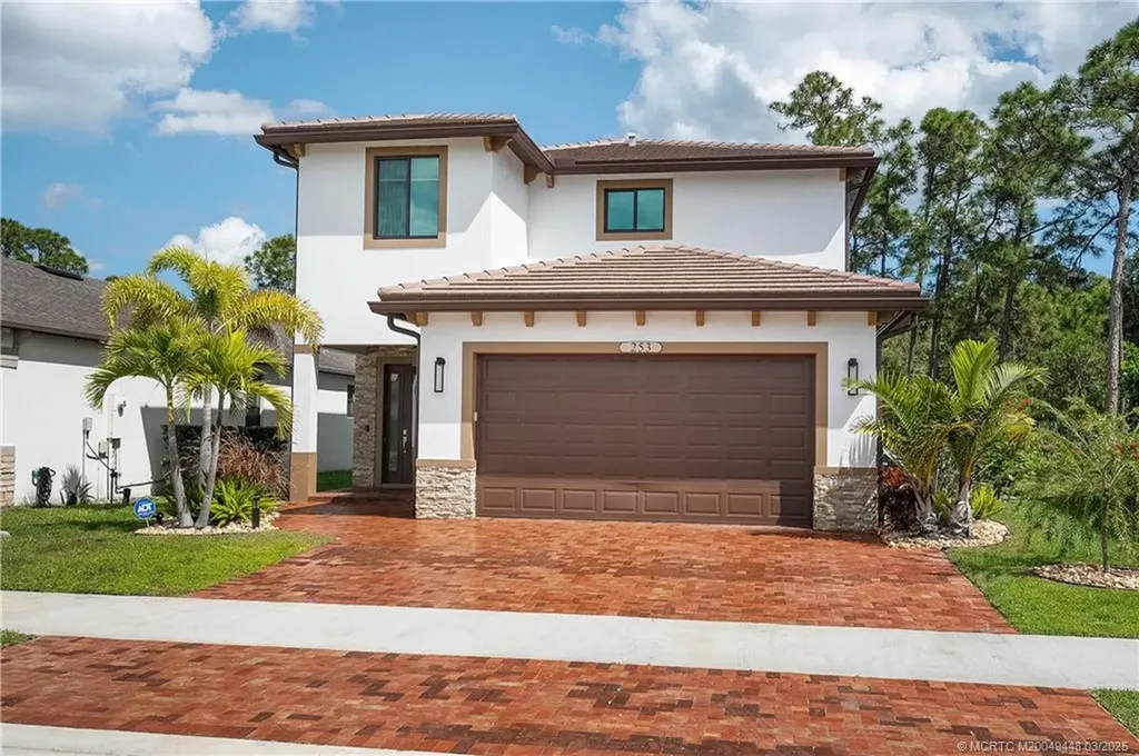 253 SE Via Visconti Port Saint Lucie FL 34952