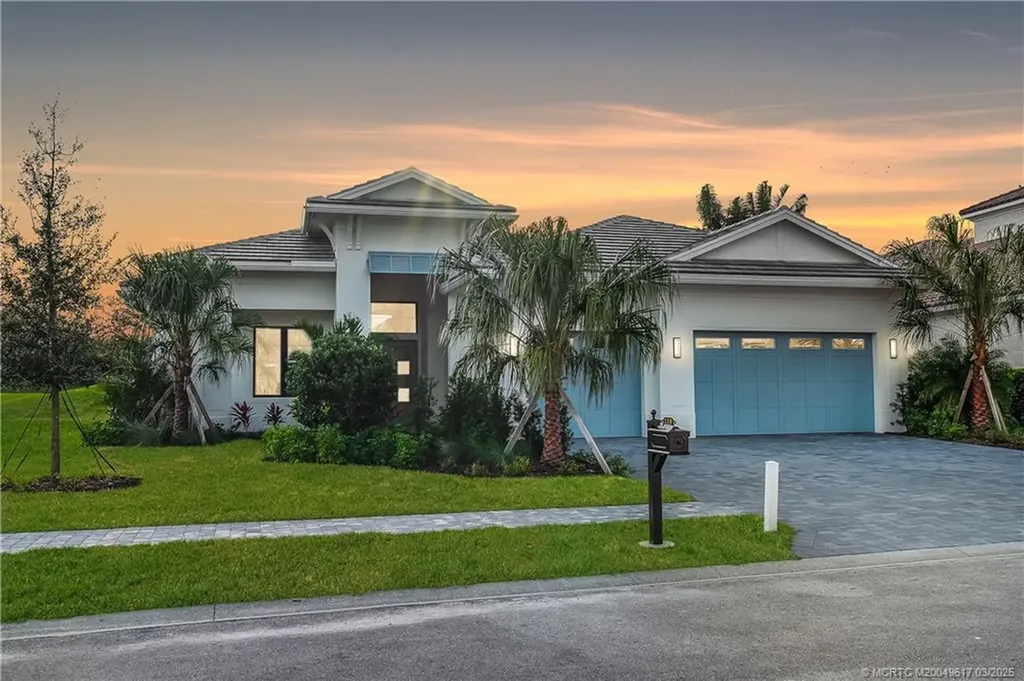 110 SE Via Verona Port Saint Lucie FL 34984