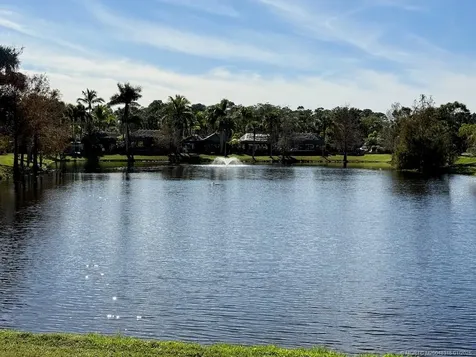 464 NW Sandtrap Lane Port Saint Lucie FL 34986