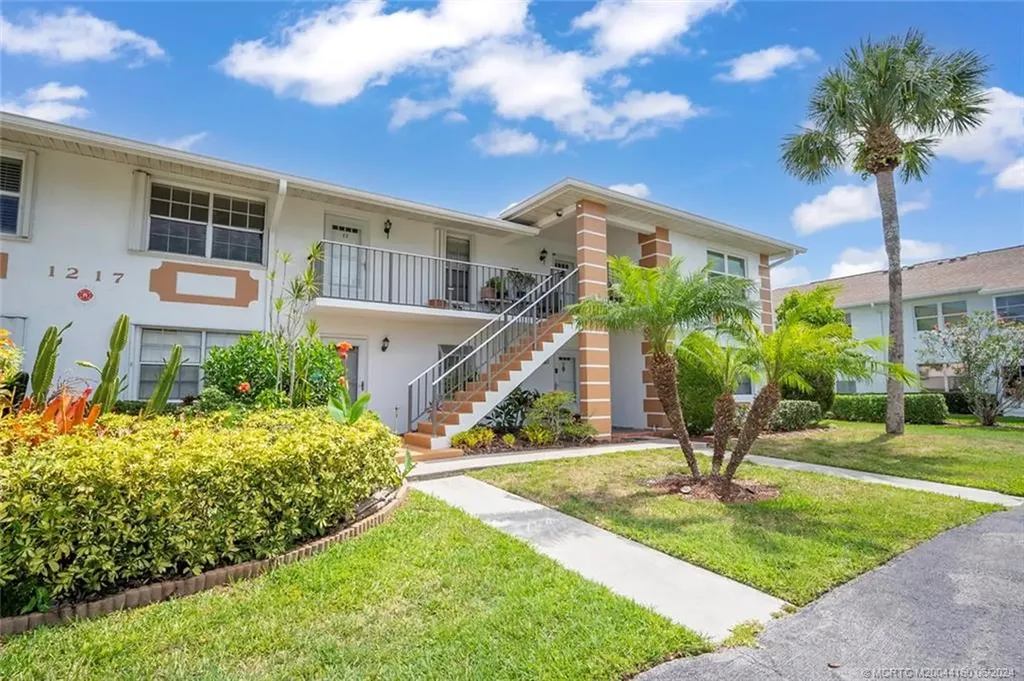 1217 S Lakes End Drive Fort Pierce FL 34982