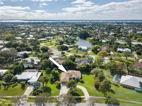 2440 NE Pinecrest Lakes Boulevard Jensen Beach FL 34957