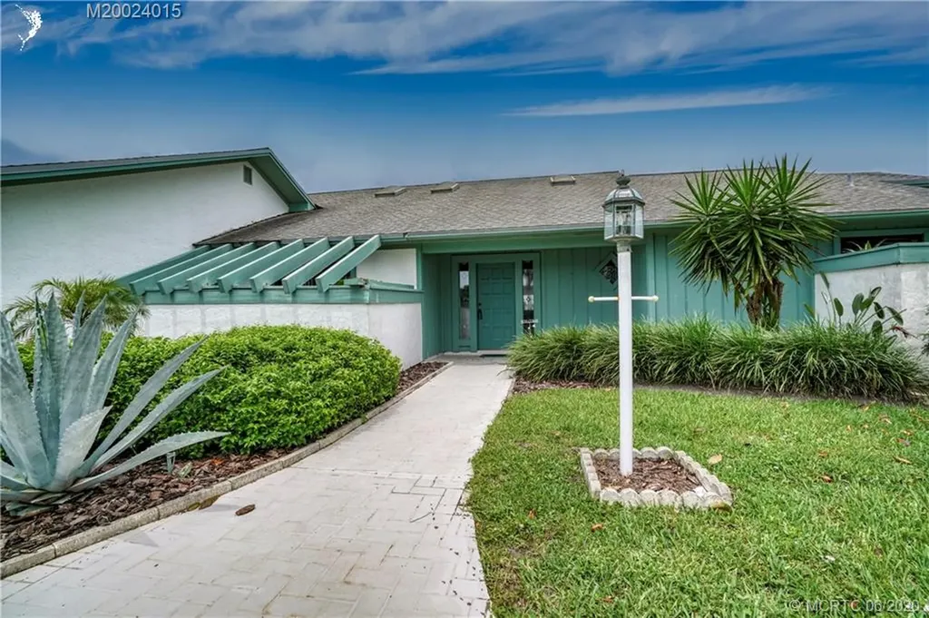 7130 SE Bunker Hill Court Hobe Sound FL 33455