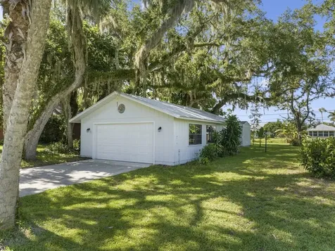 105 12th Place SE Vero Beach FL 32962