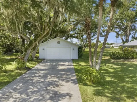 105 12th Place SE Vero Beach FL 32962