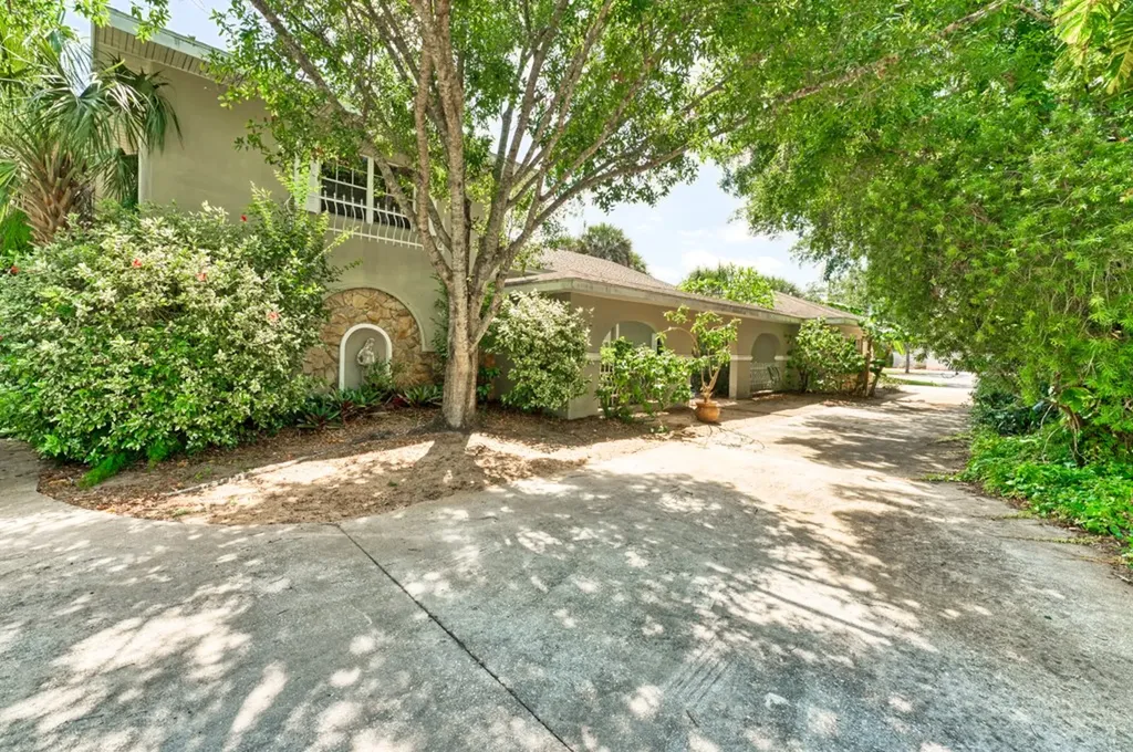 2100 Vero Beach Avenue Vero Beach FL 32960