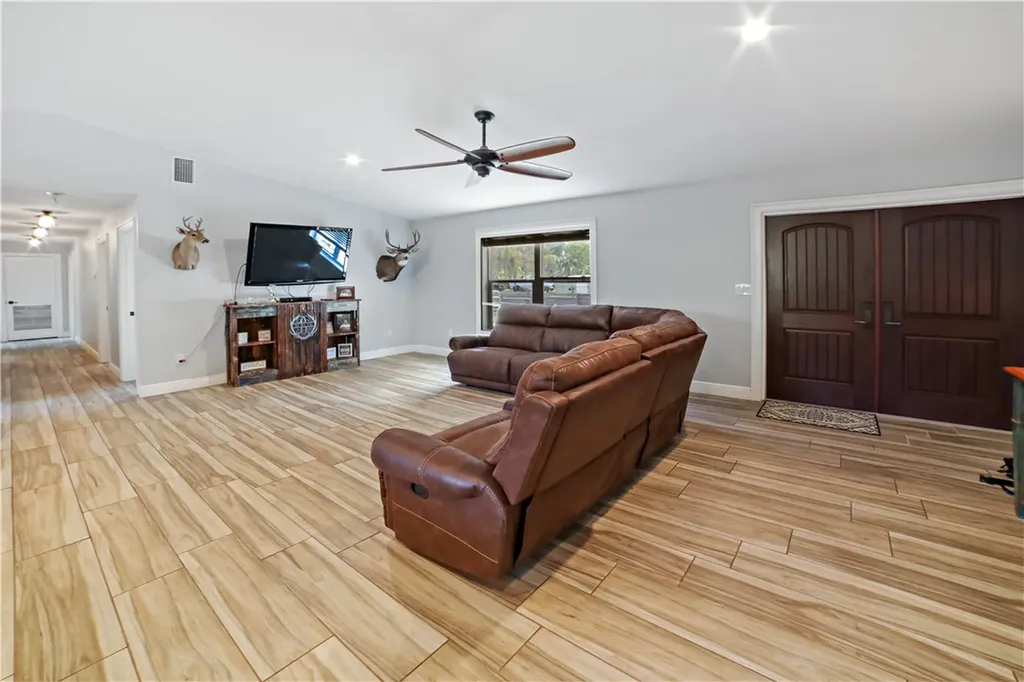 99 N Bay Street Fellsmere FL 32948