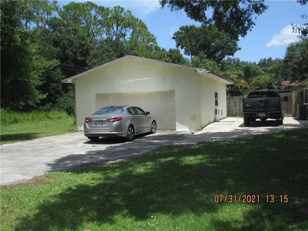 36 S Bay Street Fellsmere FL 32948
