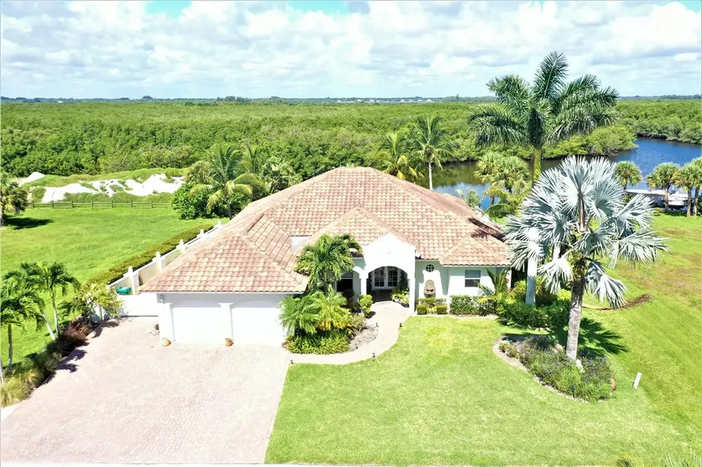 81 Queens Road Hutchinson Island FL 34949