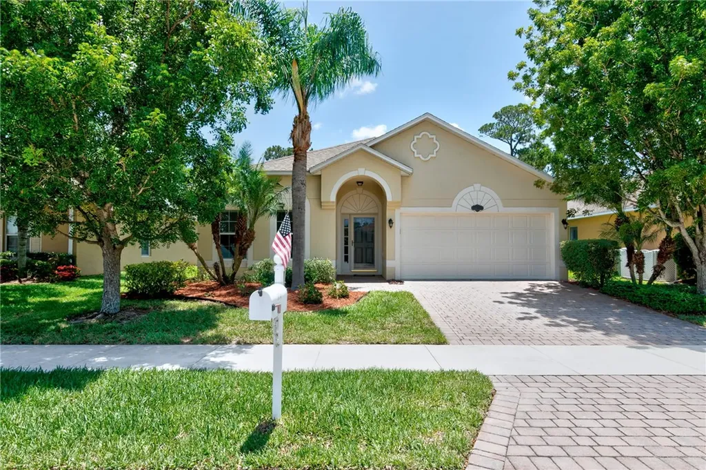 374 Lexington Avenue SW Vero Beach FL 32962