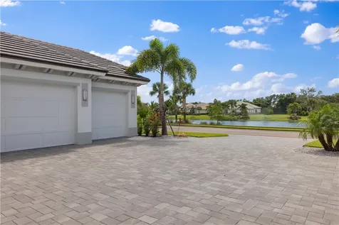 220 Strand Square Vero Beach FL 32963