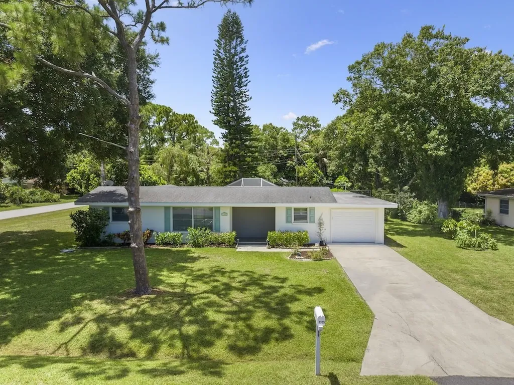 1305 35th Avenue Vero Beach FL 32960