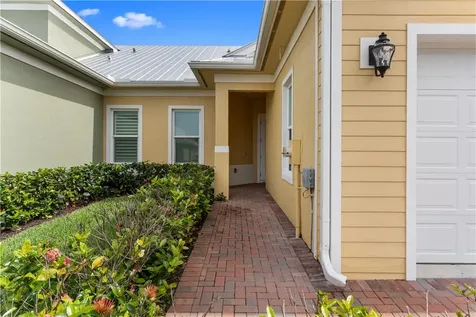 2025 Bridgepointe Circle Vero Beach FL 32967