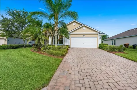 635 Valencia Circle SW Vero Beach FL 32968