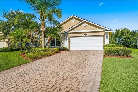 635 Valencia Circle SW Vero Beach FL 32968