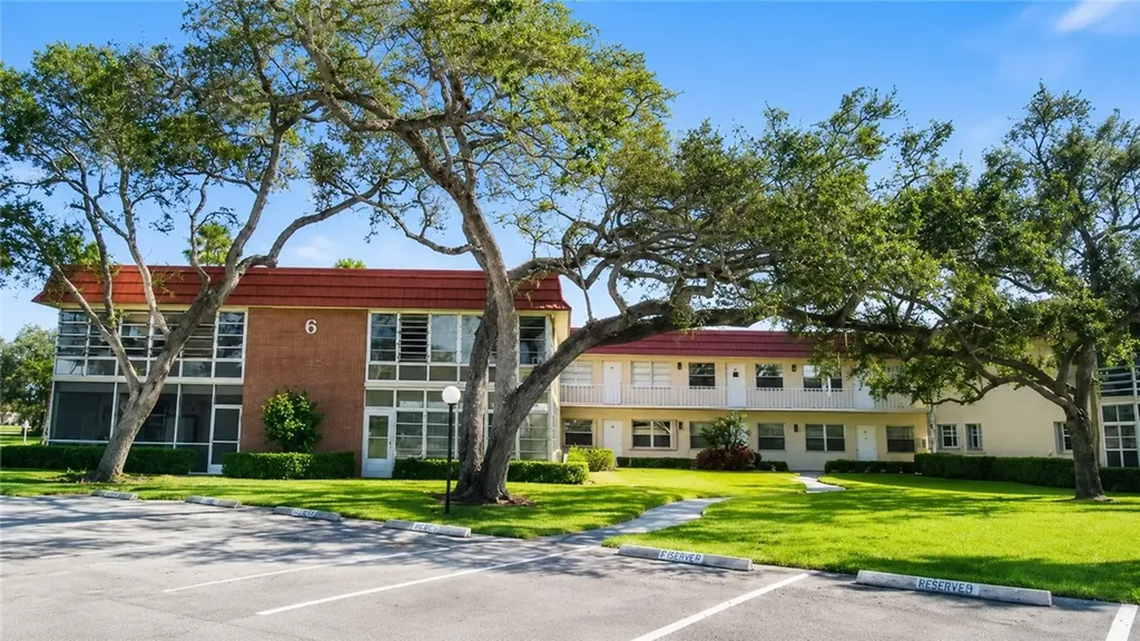 6 Vista Palm Lane Vero Beach FL 32962