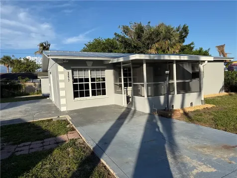 3277 SE Birch Avenue Stuart FL 34997