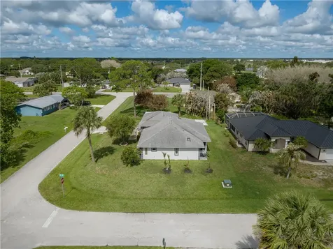 572 Citrus Avenue Sebastian FL 32958