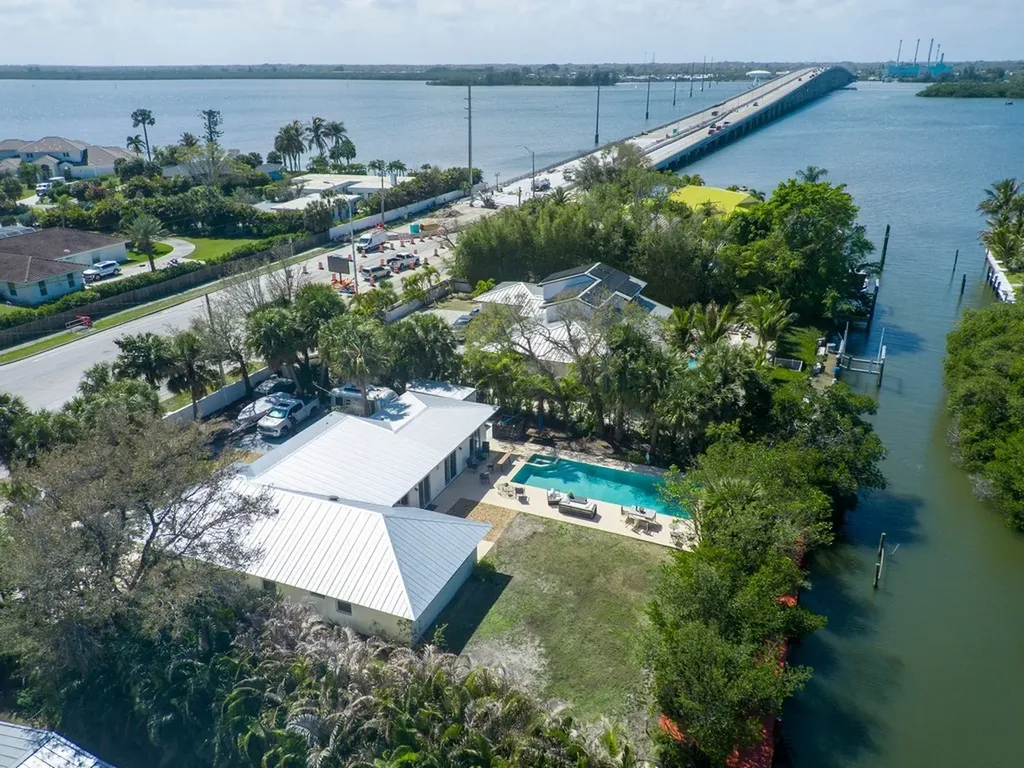 527 E Causeway Boulevard Vero Beach FL 32963