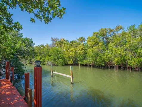 527 E Causeway Boulevard Vero Beach FL 32963