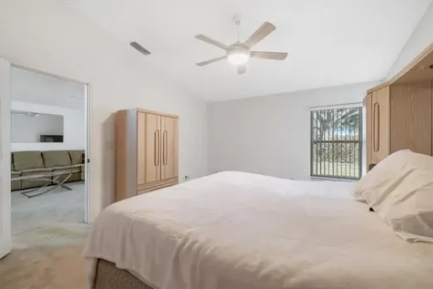 1009 E 13th Square Vero Beach FL 32960