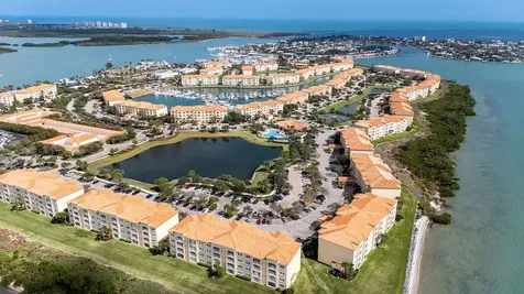 17 Harbour Isle Drive W Fort Pierce FL 34949