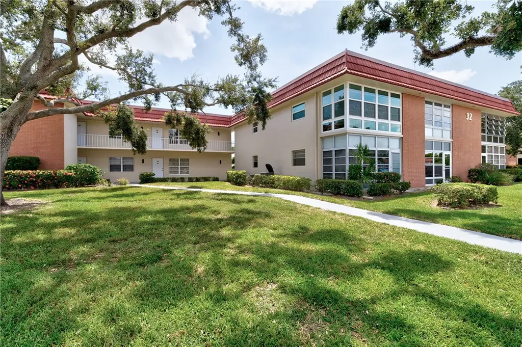 32 Pine Arbor Lane Vero Beach FL 32962