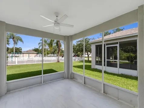 962 E 13th Square Vero Beach FL 32960