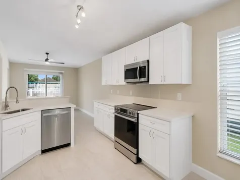 962 E 13th Square Vero Beach FL 32960
