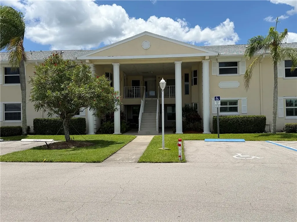 675 W Lake Jasmine Circle Vero Beach FL 32962