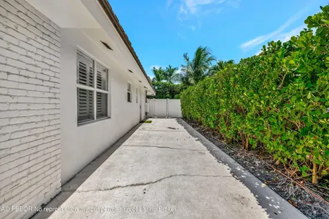 136 Worth Court S West Palm Beach FL 33405