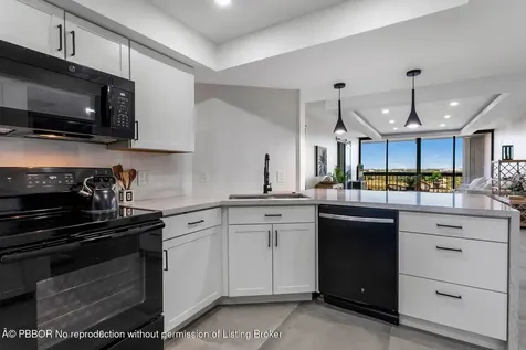 2425 Presidential Way West Palm Beach FL 33401